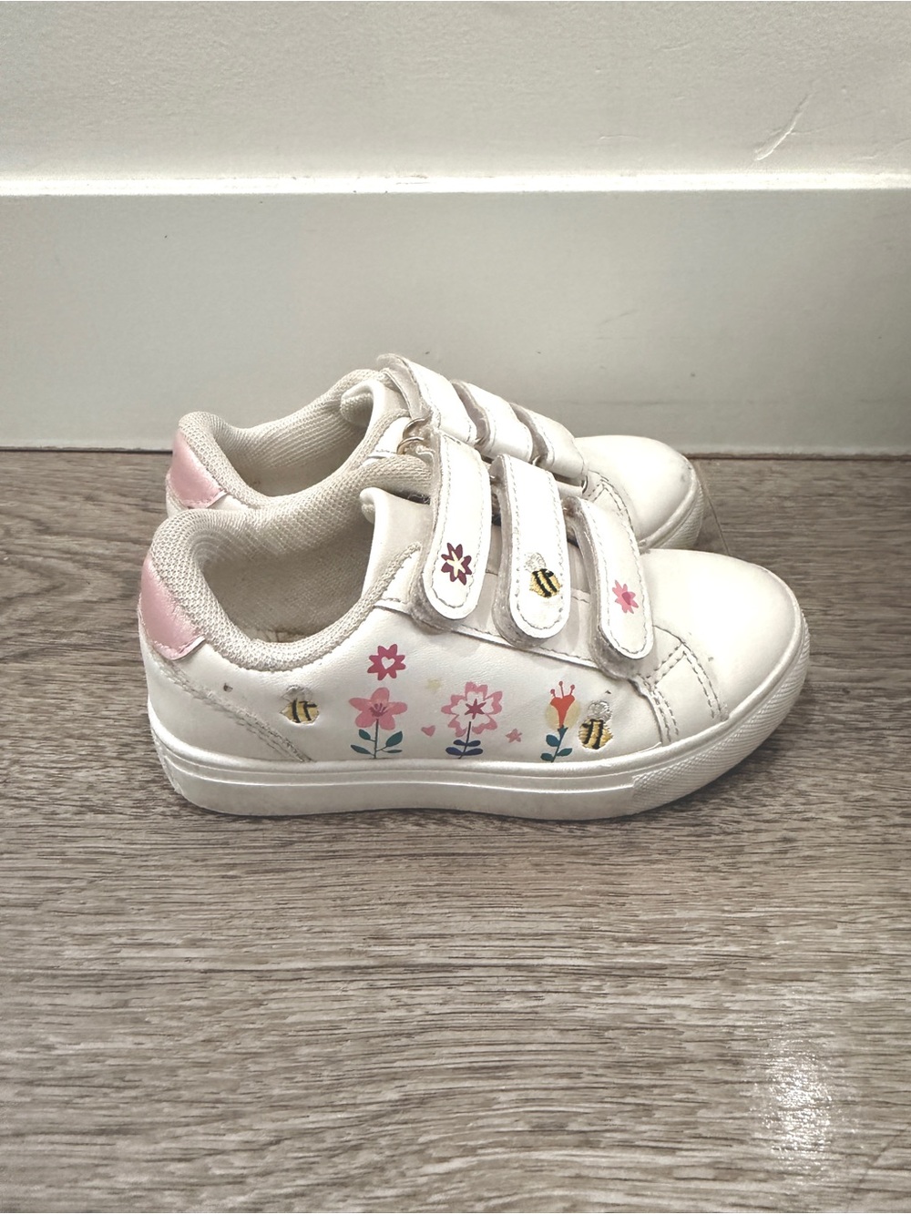 Toddler embroidered sneakers size 7